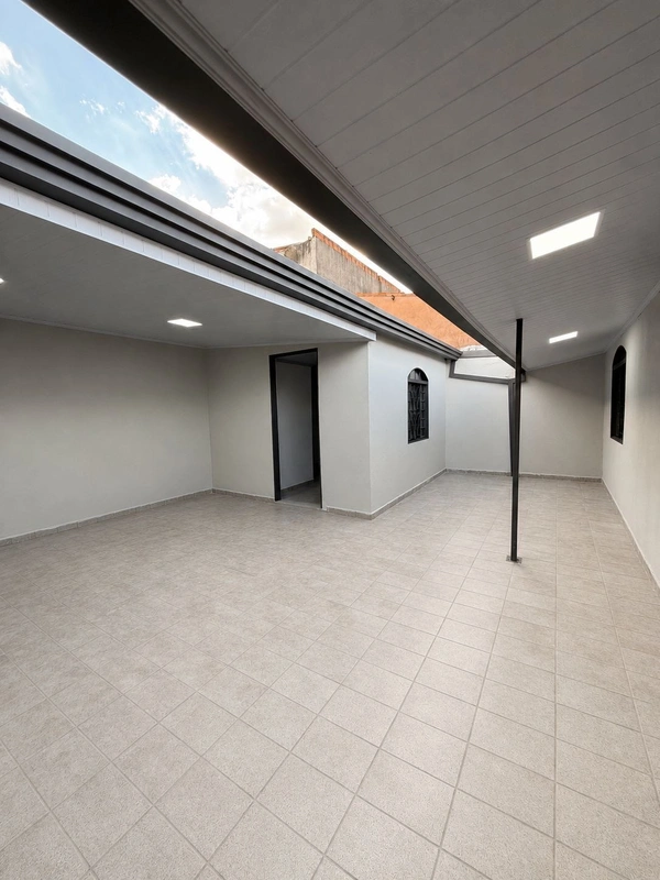 Essa casa está disponível, sim.Ela está localizada na QNO 3 e possui 3 quartos n...