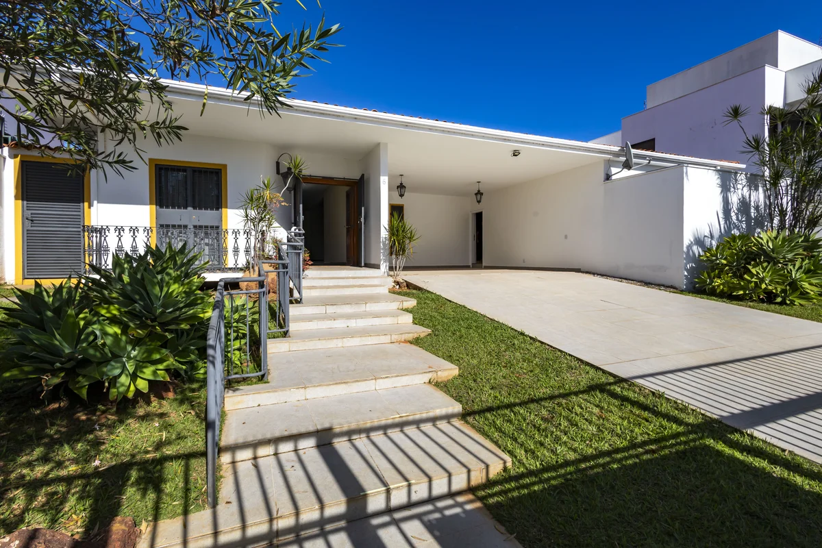 Casa totalmente térrea, ampla, confortável e com excelente padrão construtivo. I...