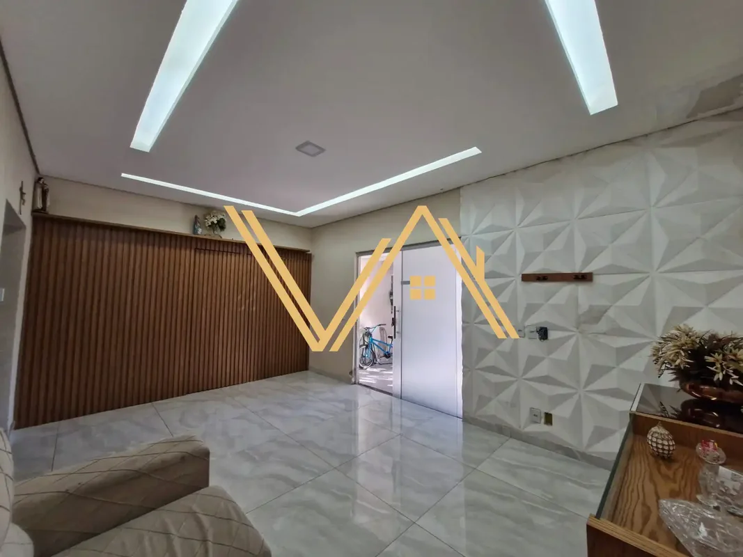 Vendo casa com 02 pavimentos na Ceilândia QNN 4 !A casa fica a 400 metros da Est...