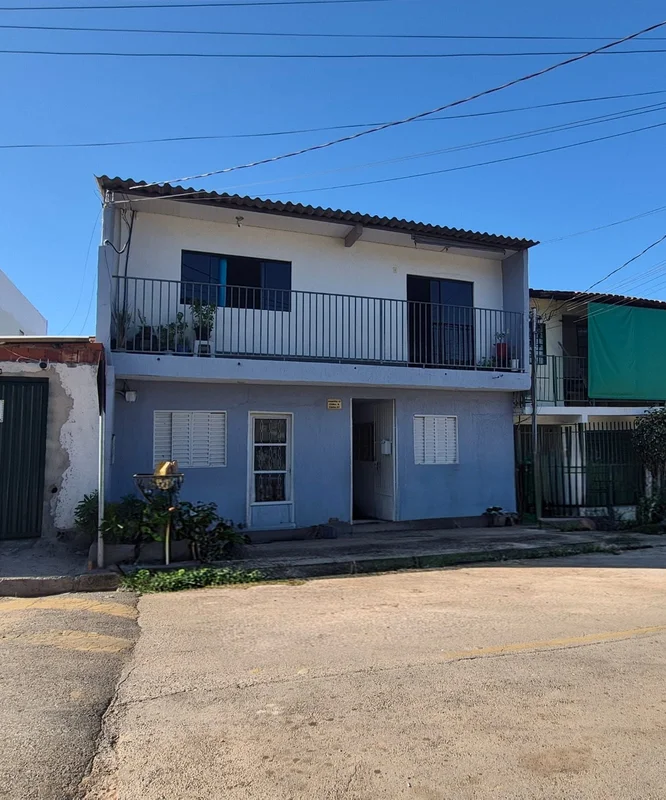Descubra esta ampla e confortável casa sobrado na Quadra 7, VARJAO, VARJAO, DF. ...