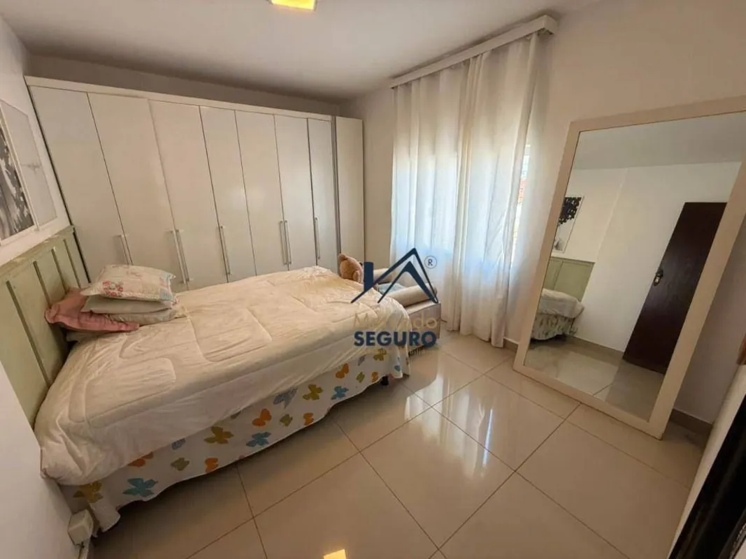 Mercado Seguro Imóveis vende: - Excelente sobrado na QE 38- Lote de 120m² - Área...