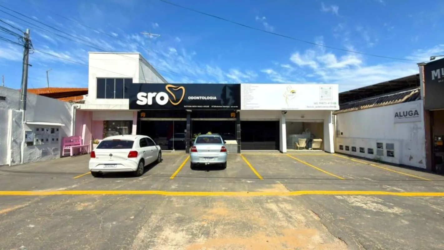 Apartamento térreo com 1 quarto, sala e cozinha americana com balcão, banheiro s...