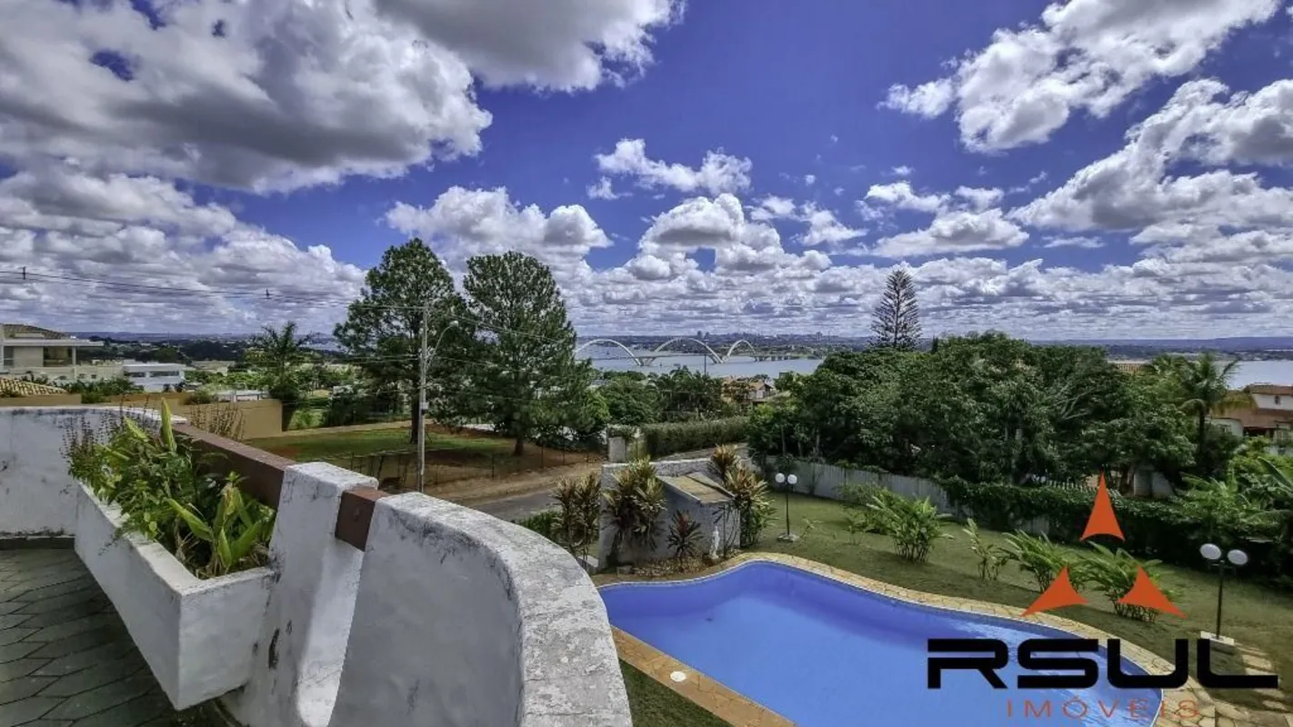 Casa em estilo grego, linda vista para o Lago Paranoá, esquina, quadra com segur...