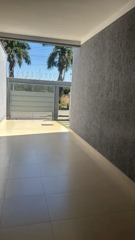 LINDA CASA COM ACABAMENTO DIFERENCIADO, ALTO PADRÃO, COM 03 QUARTOS SENDO 01 SUÍ...