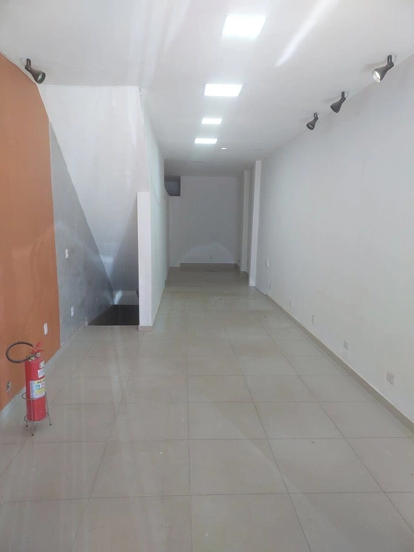 Loja, subsolo, sobreloja e puxadinho na loja e sobreloja, 3 banheiros, +- 180m2,...