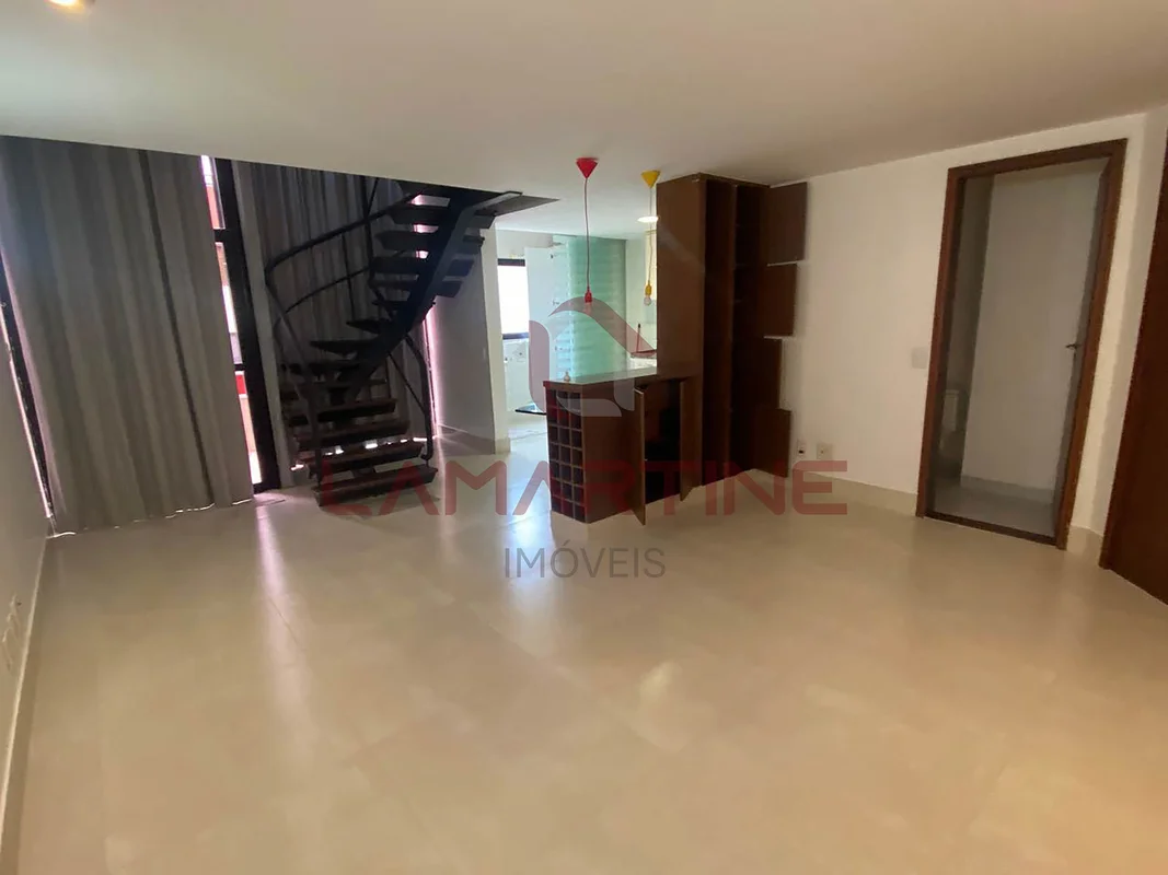 Apartamento duplex reformado, localizado no Residencial Balzac II, em uma das re...