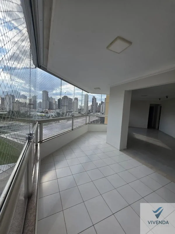Apartamento amplo, com vista privilegiada para o Campo do Goiás!Destaques do imó...