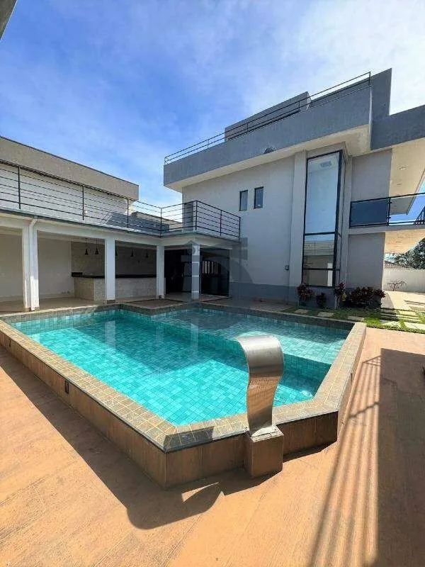 Sobrado Aprox. 300m² de área construída em 485m² de terreno, distribuídos em 02 ...