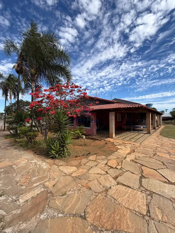 Casa na Ponte Alta Norte, em condomínio fechado, com características de mini chá...