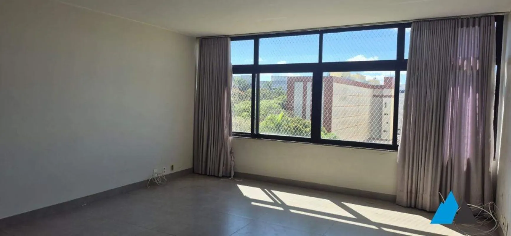 Lindo apartamento todo reformado com piso em porcelanato.Com sala e três quartos...