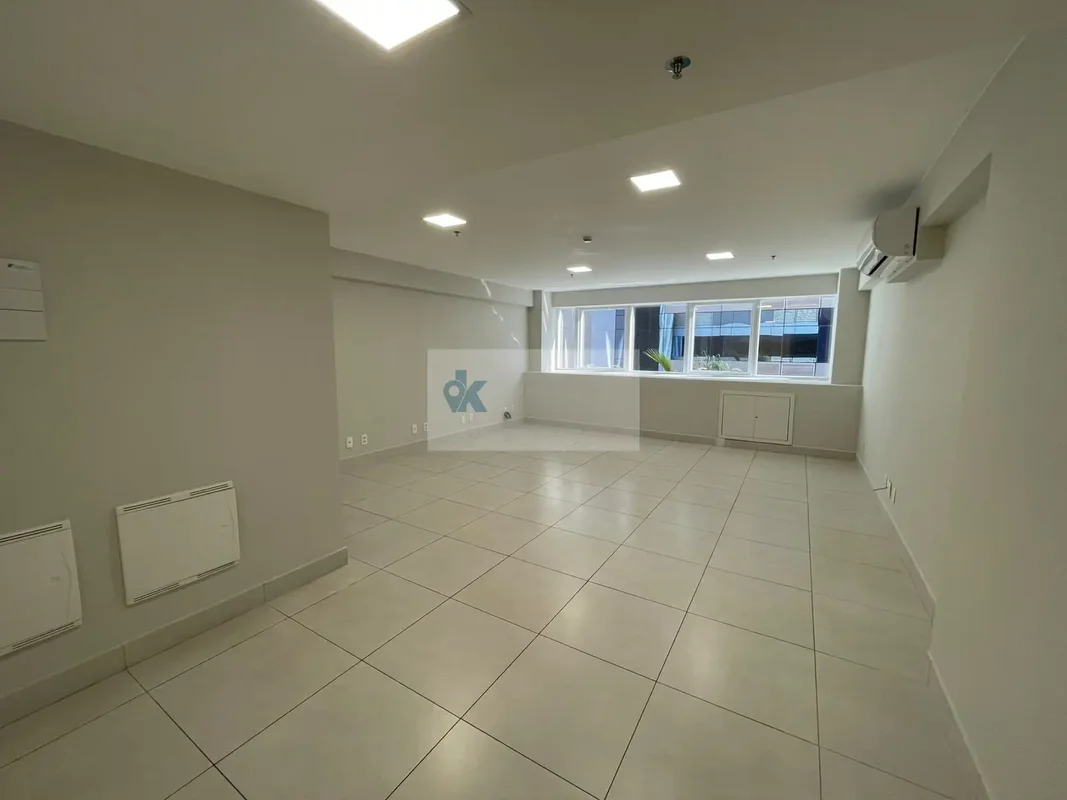 Sala Comercial Reformada | 40,33 m² | Connect Towers – Águas ClarasInstale sua e...