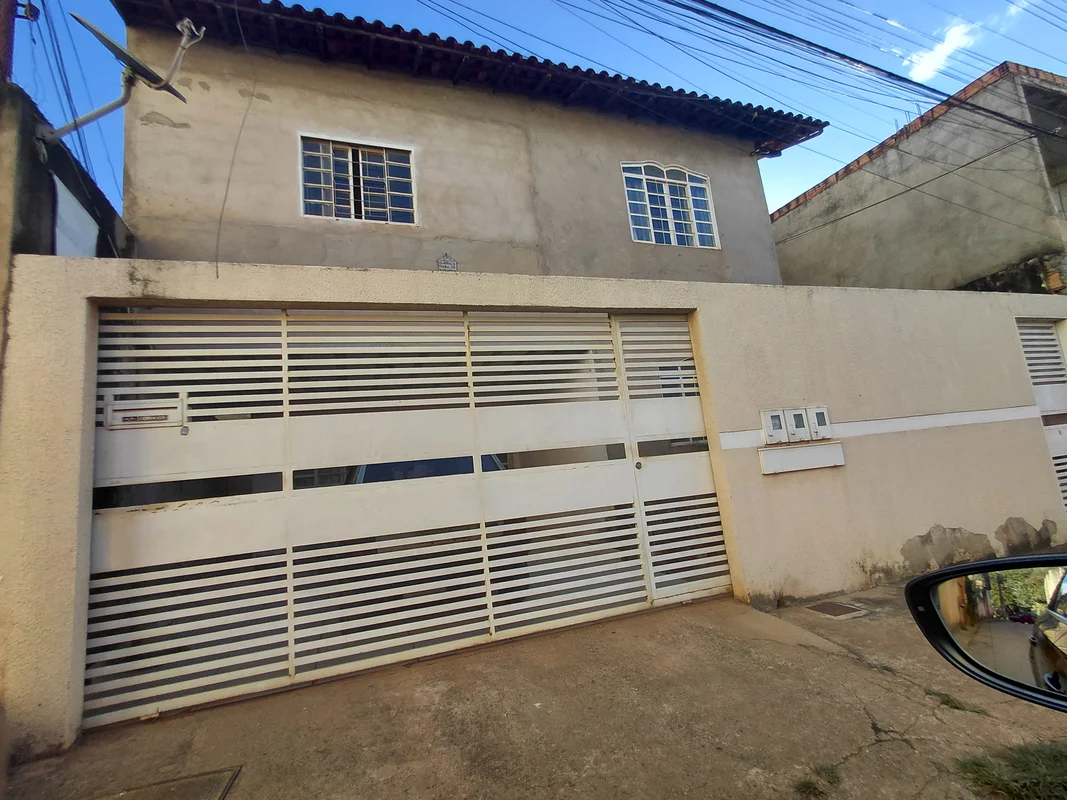 Sobrado dividido em 2 residencias independentes ambas com 3 quartos sala cozinha...