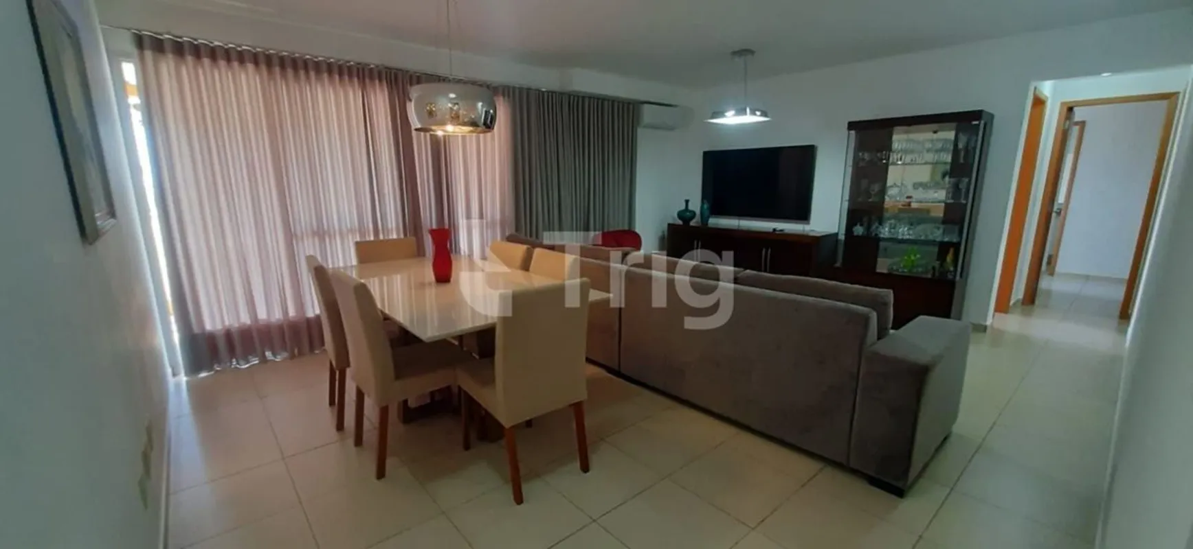 Apartamento mobiliado e completo em armários, localizado em andar alto, com exce...