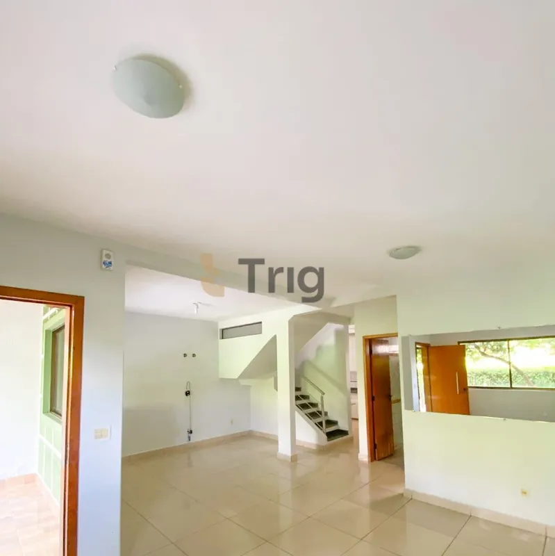 Sobrado em condomínio fechado, com ambientes bem distribuídos e estrutura comple...