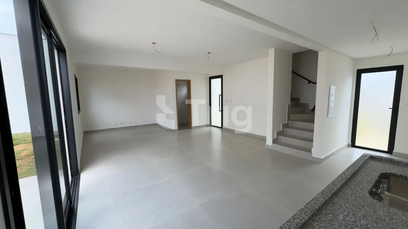 Conforto, praticidade e excelente localização em um só lugar! Esta casa no Condo...