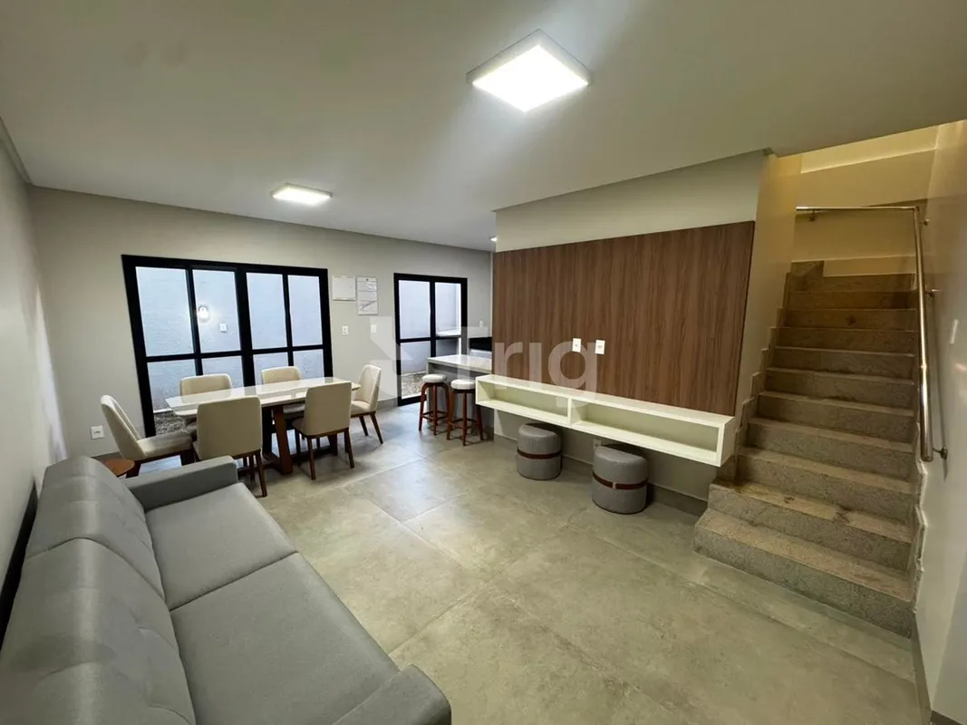 Sobrado novo com excelente padrão de acabamento, ambientes bem distribuídos e pr...