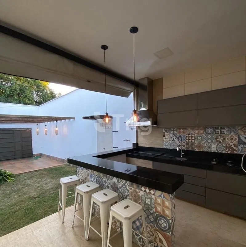 Casa mobiliada com 180 m² de construção em lote de 300 m², localizada em Senador...