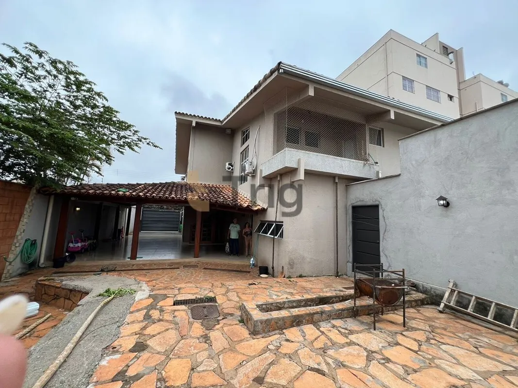 Sobrado amplo, com excelente área externa, ambientes bem distribuídos e acabamen...