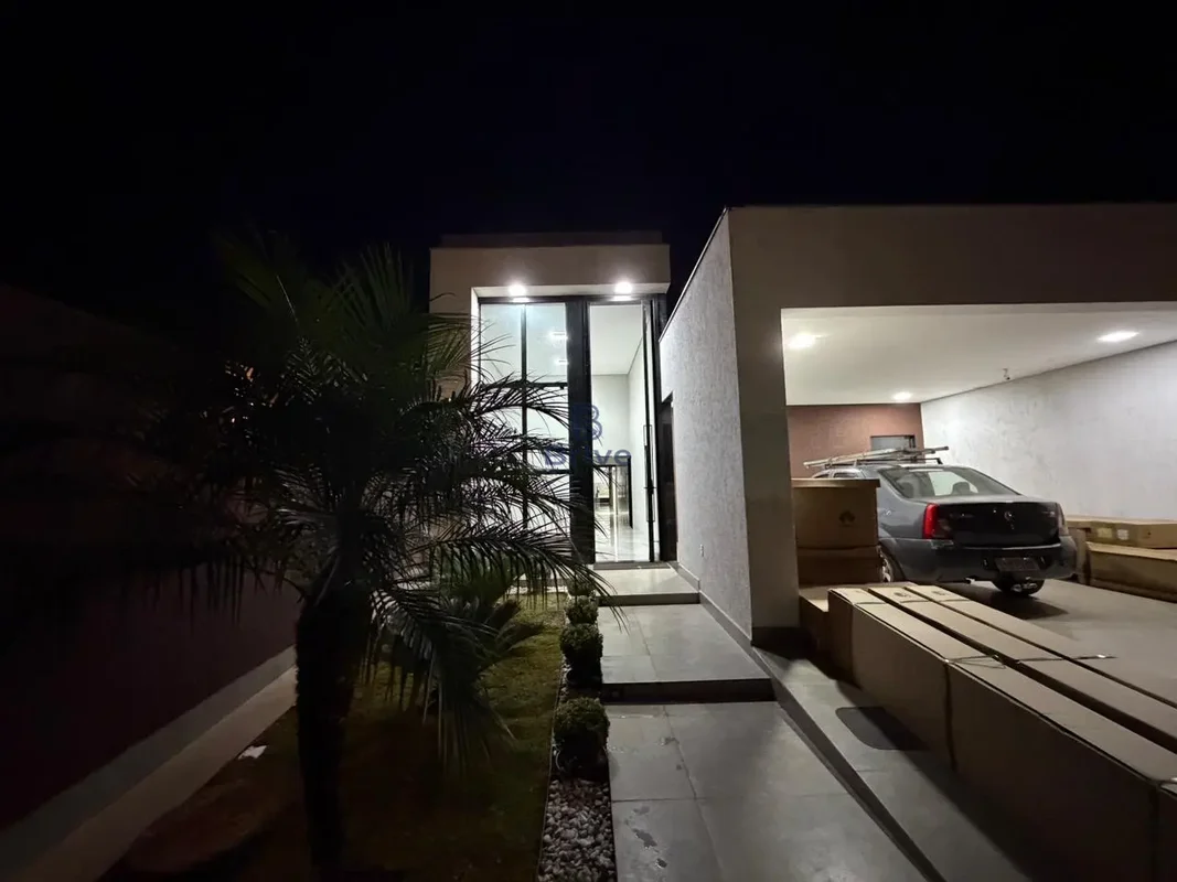 Casa na Ponte Alta Norte, na Rua Jacarandá, em condomínio fechado, com projeto m...