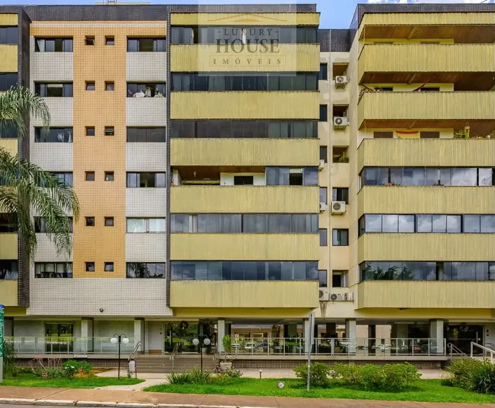 Descubra um apartamento reformado na melhor localização da ASA NORTE, Brasília, ...