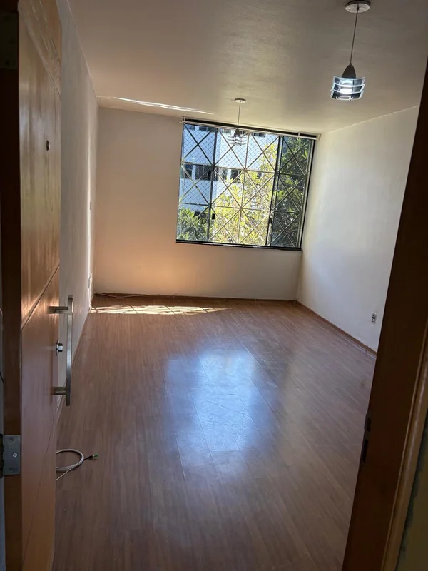 EXCELENTE APARTAMENTO À VENDA NA ASA SUL.Situado no 2° andar e com 56,00 m² de á...