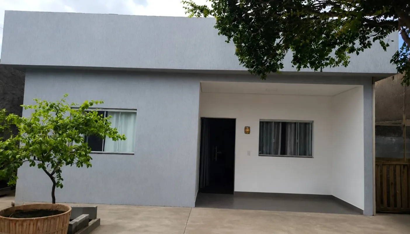 Casa de 3 quartos com acabamento moderno pronta pra morar! Esse imóvel conta com...