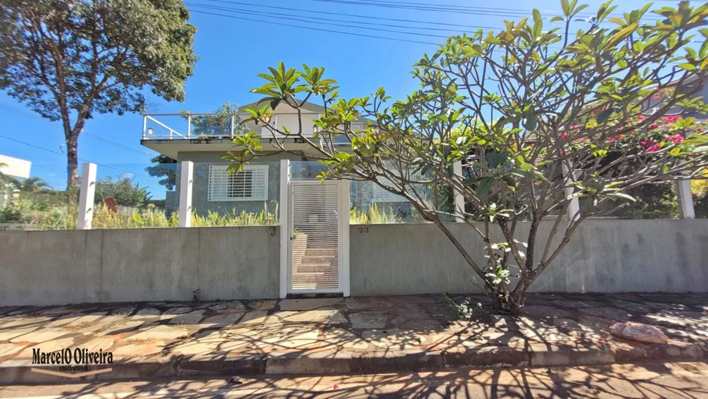 Localizada em lote de esquina, esta excelente residência oferece ambientes amplo...