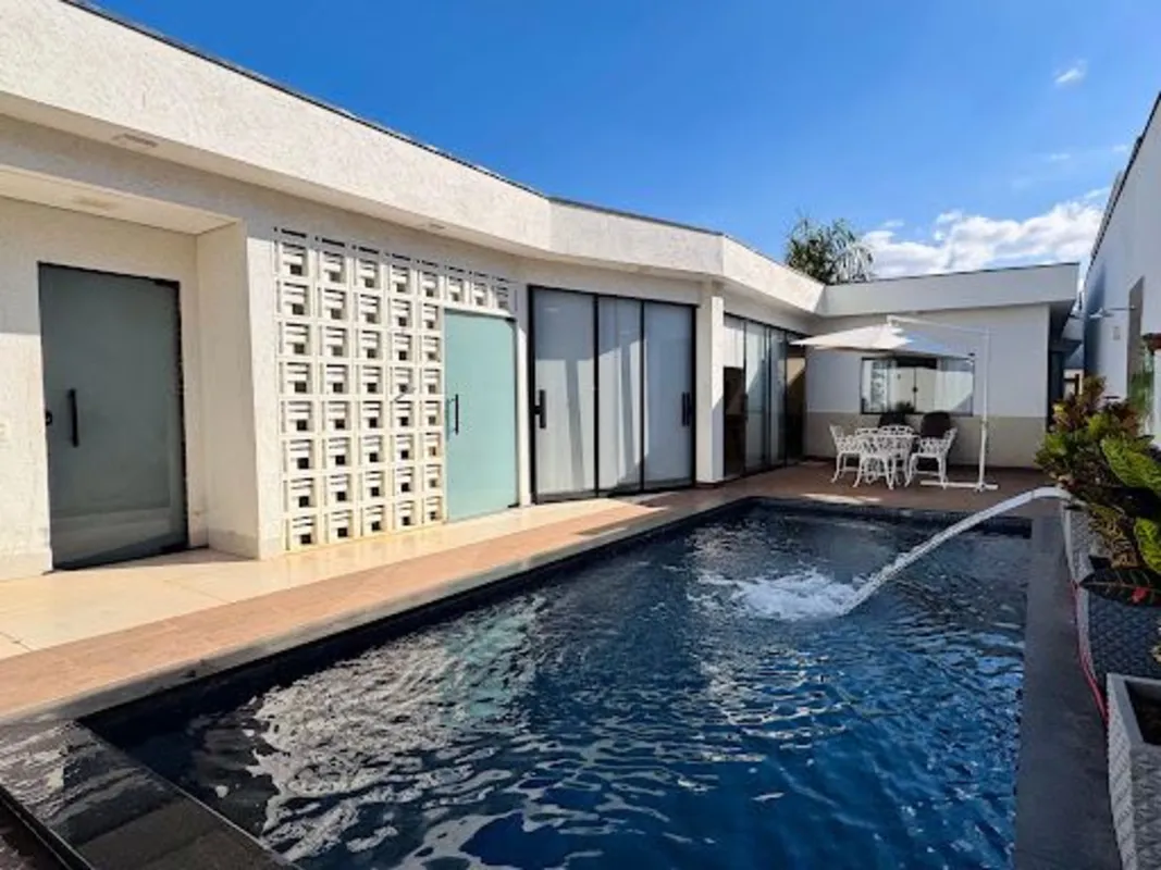 CASA RUA 12 VICENTE PIRES LOTE 409M² 3 SUÍTES PISCINA AQUECIDAProjeto moderno em...
