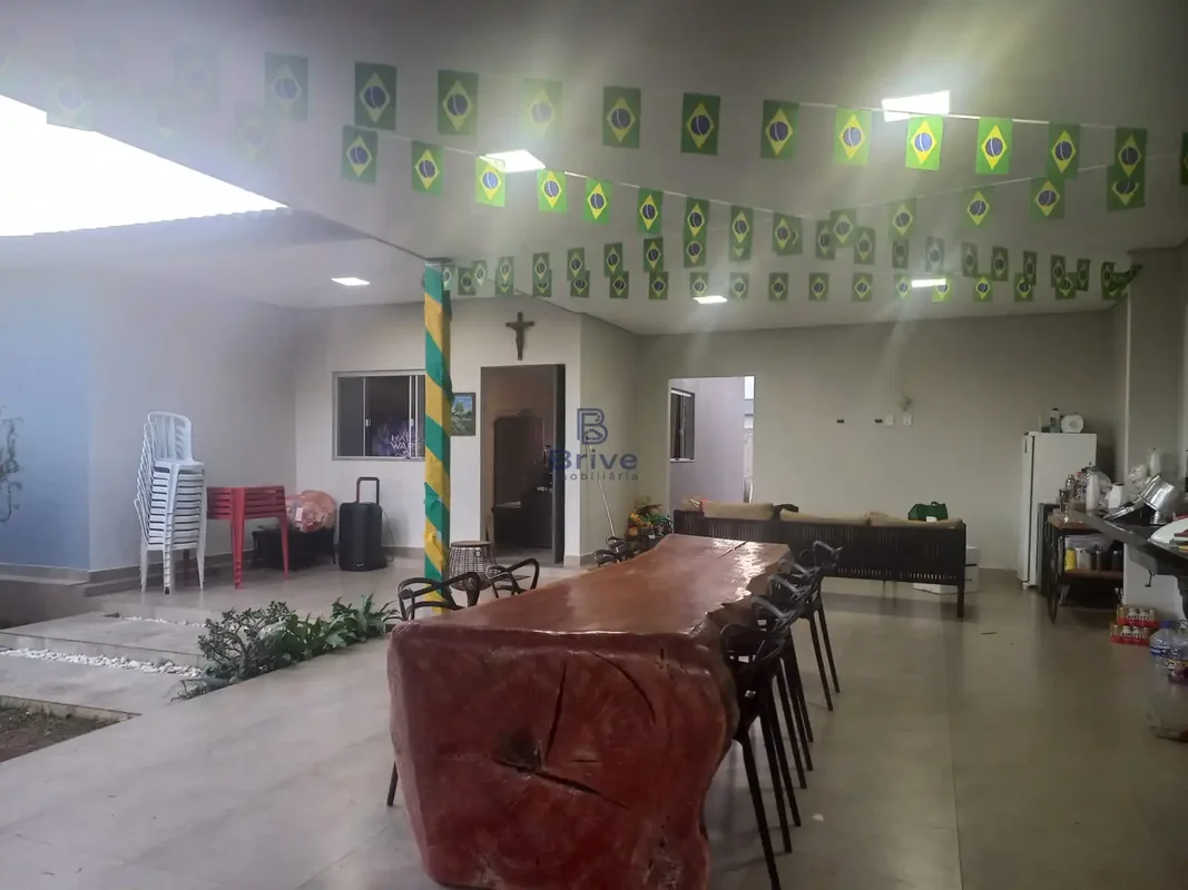 Casa na Ponte Alta Norte, na Av. São Francisco, em condomínio fechado, com amplo...