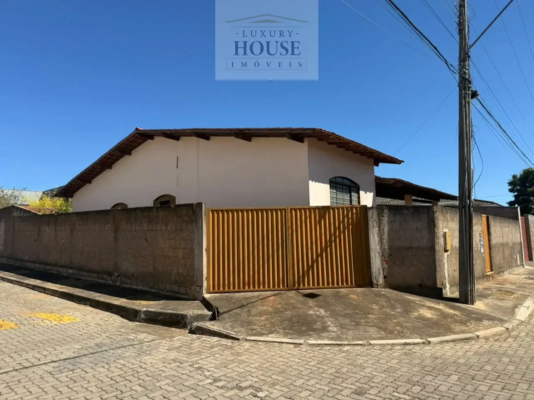 Conquiste uma vida confortável e prática na Casa de Esquina localizada no Condom...