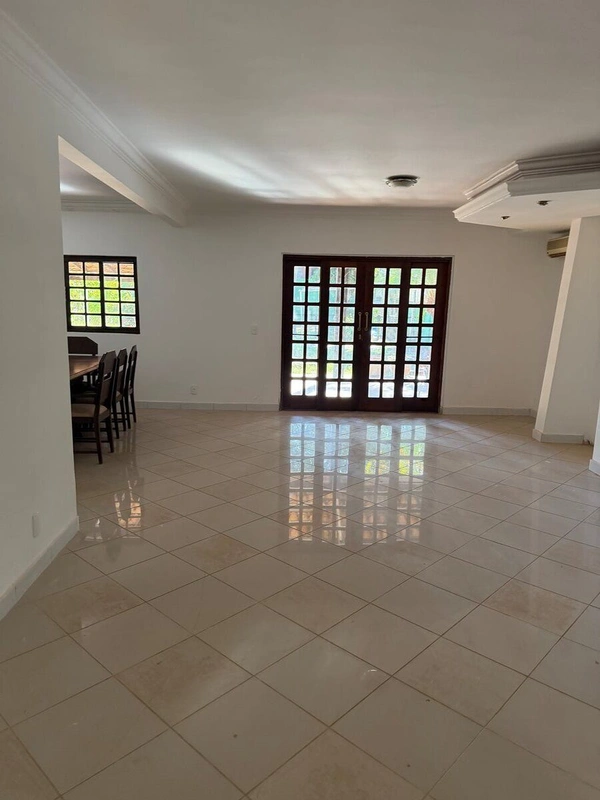 Descubra uma excelente oportunidade no Lago Norte, Brasília: uma espaçosa casa s...