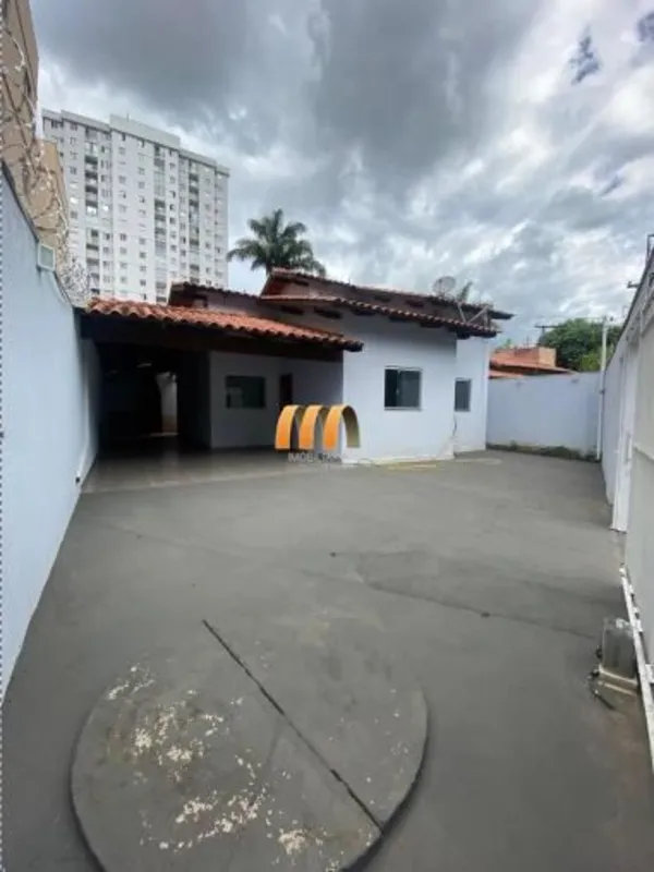 Casa com aproximadamente 217m² de terreno e 196m² de área construída.03 quartos,...