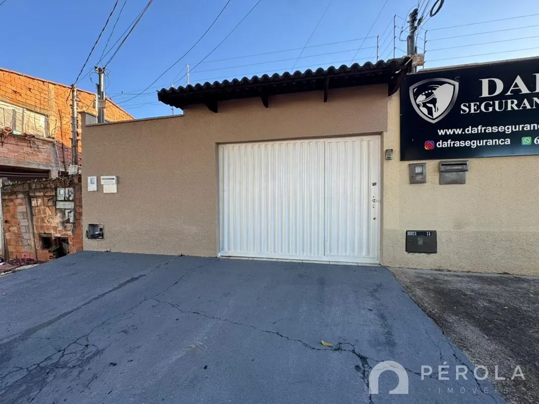 Casa com dois quartos, sala, banheiro social, cozinha, área de serviço e corredo...