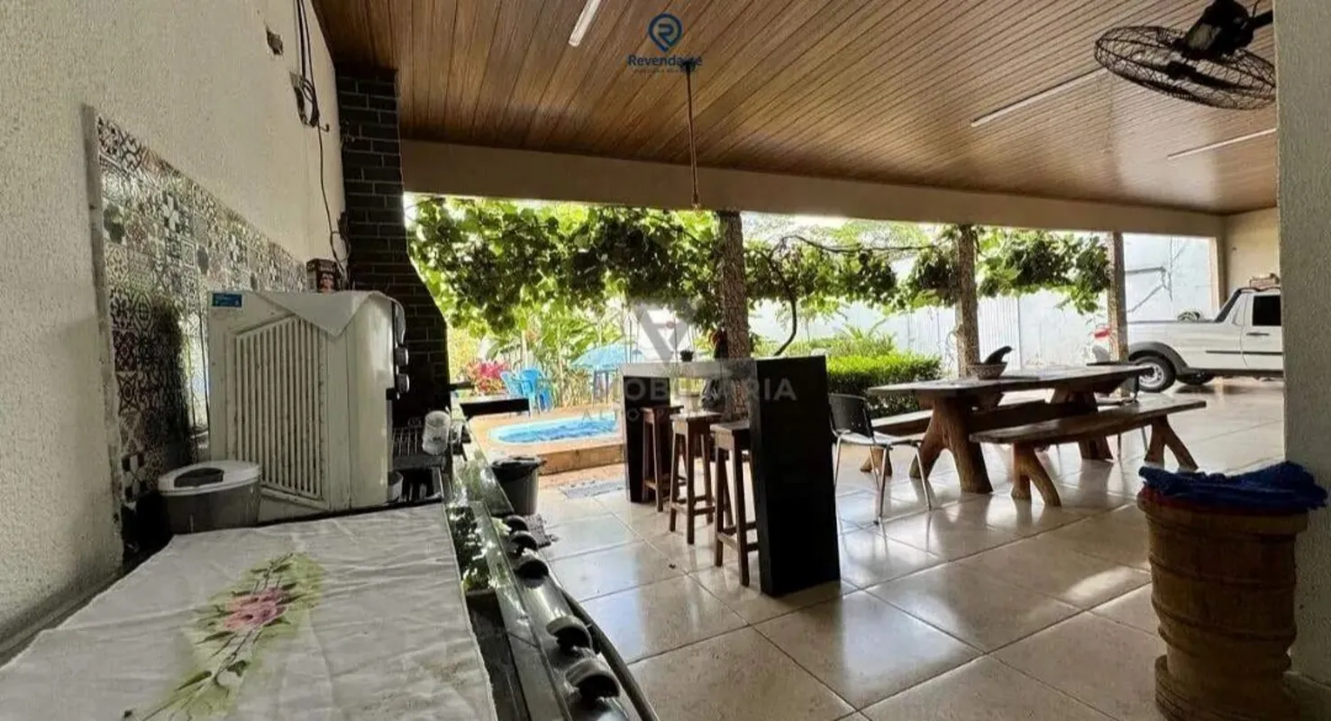 - Casa com 3 quartos sendo 2 suítes.- 3 banheiros, todos com nichos e box .- Áre...