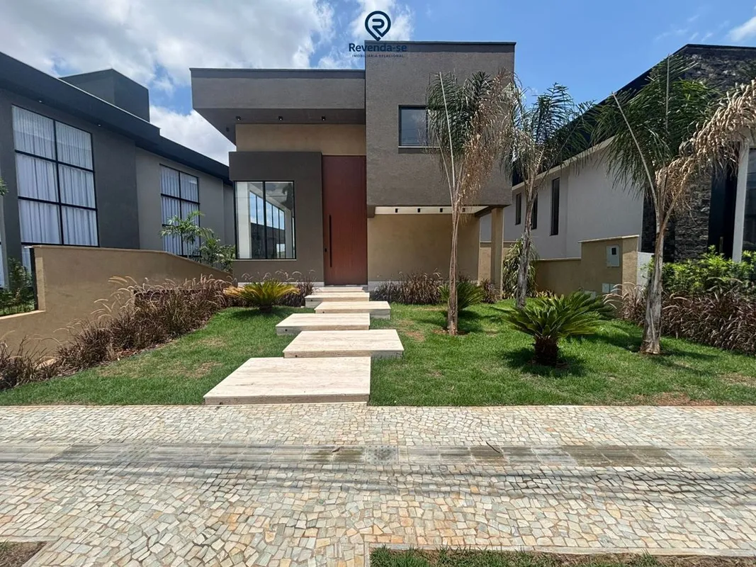 Casa Condominio do LagoESPETACULAR SOBRADO COM FUNDO PARA A MATALote: 560 m²Cons...