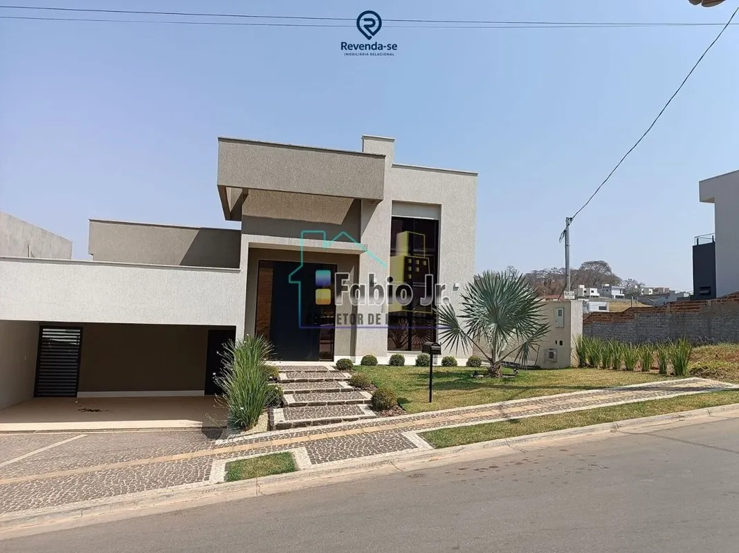 Casa a venda com 4 quartos, 4 suites, 4 vagas e 4 banheiros.Localizado no Condom...