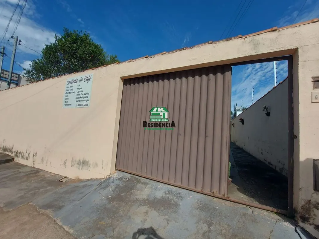 O imóvel conta com:3 quartosSala ampla;1 banheiro social;Cozinha com armários pl...