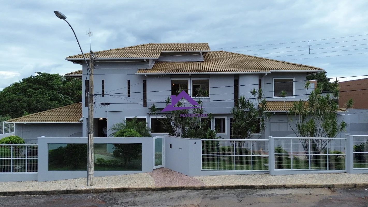 Seu imóvel dos sonhos! Excelente casa localizada em uma posição privilegiada, co...