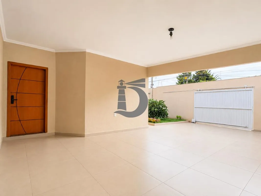Casa residencial com aproximadamente 231m² de área construída em 367m² de terren...