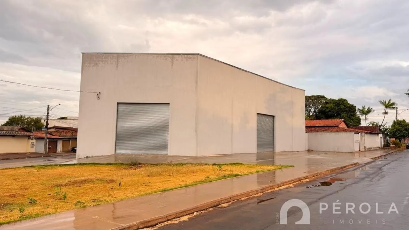 Galpão primeira locação com 615m² de área construida, dois banheiros, doca para ...