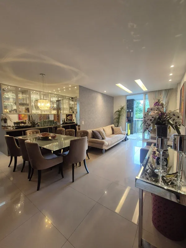 Apartamento reformado, vazado e com lazer completo no Noroeste.Em uma das quadra...