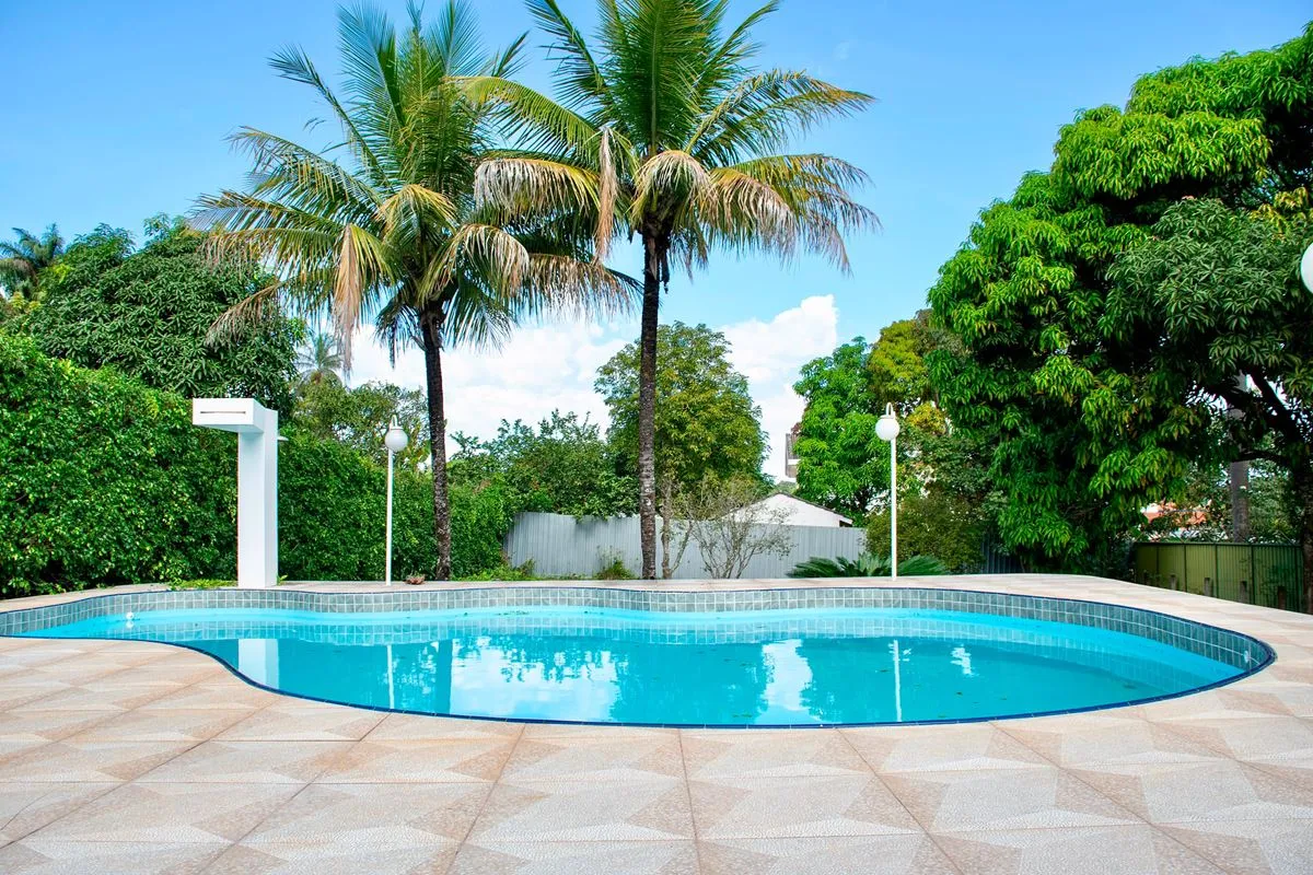 Casa espaçosa com lazer completo na QI 25, Lago Sul. Localizada em uma das melho...