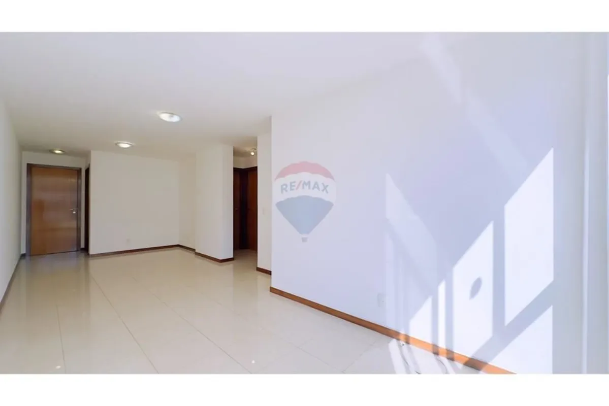 Este excelente apartamento no 11º andar nascente com vista livre, combina confor...