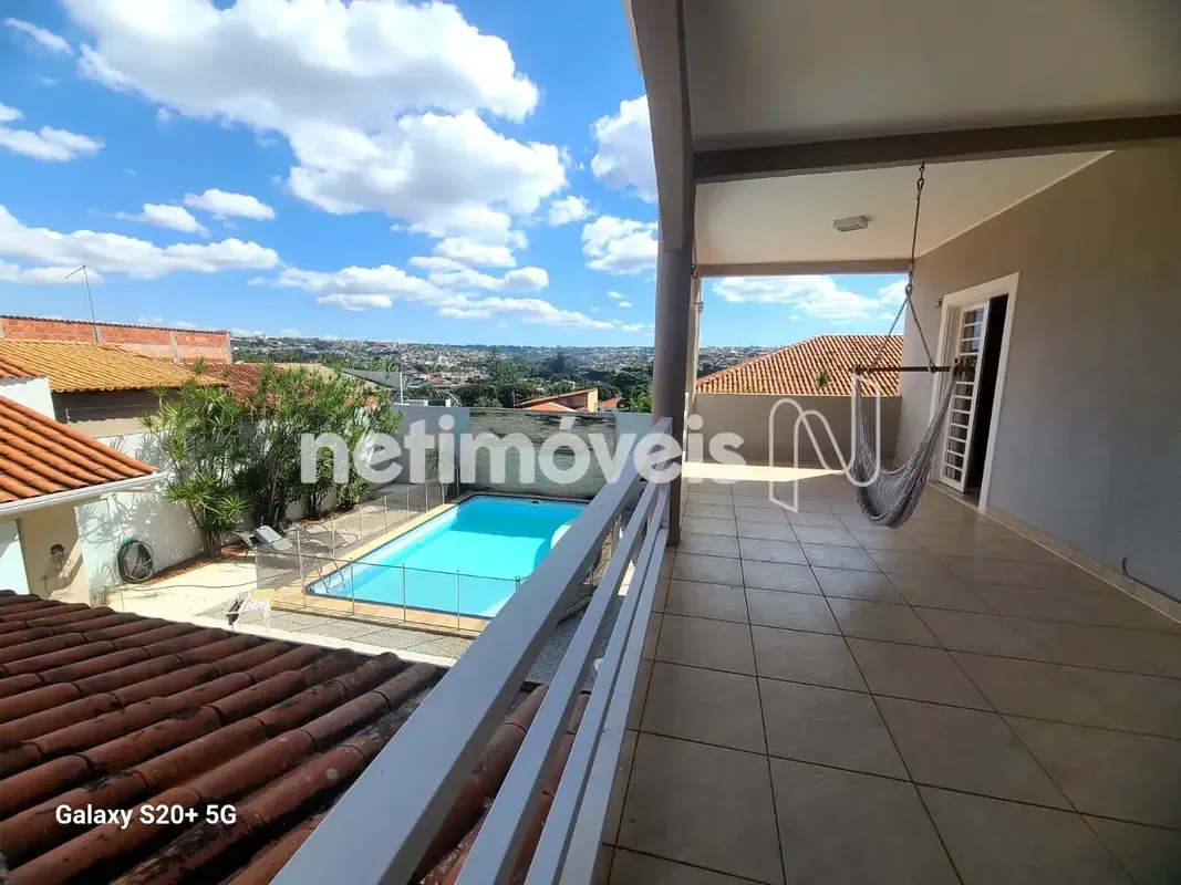 Majestosa residência colonial com 600,25 m², localizada na prestigiada Chácara 5...