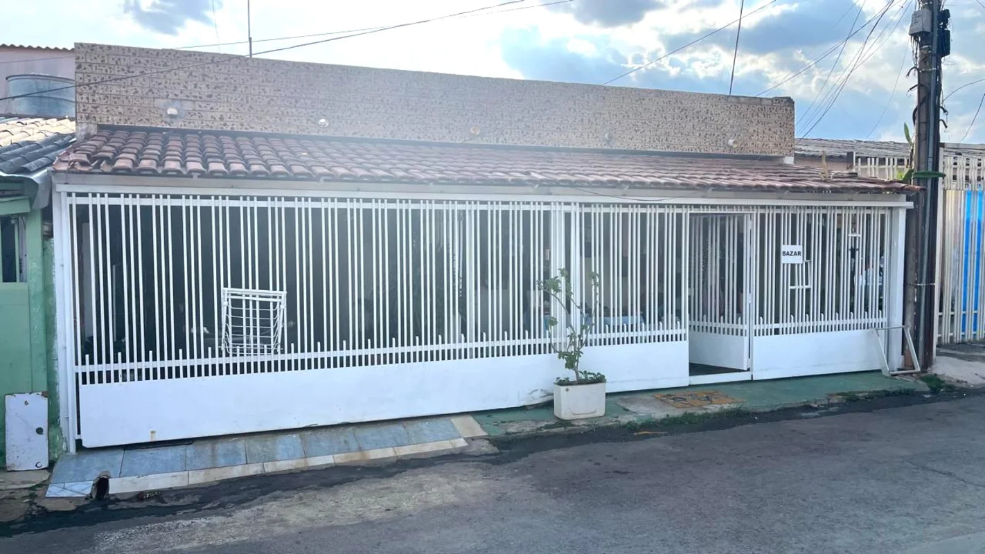 OPORTUNIDADE DE INVESTIMENTOS NA QNP 13 CONJUNTO P.Casa dividida em 02, ambas co...