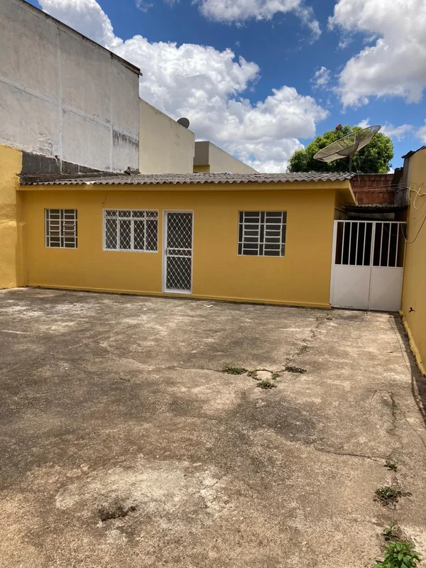 ***CURITIBA IMOBILIÁRIA ALUGA***QNE 35 LOTE 08 CASA 02 - FUNDOS - TAGUATINGA NOR...