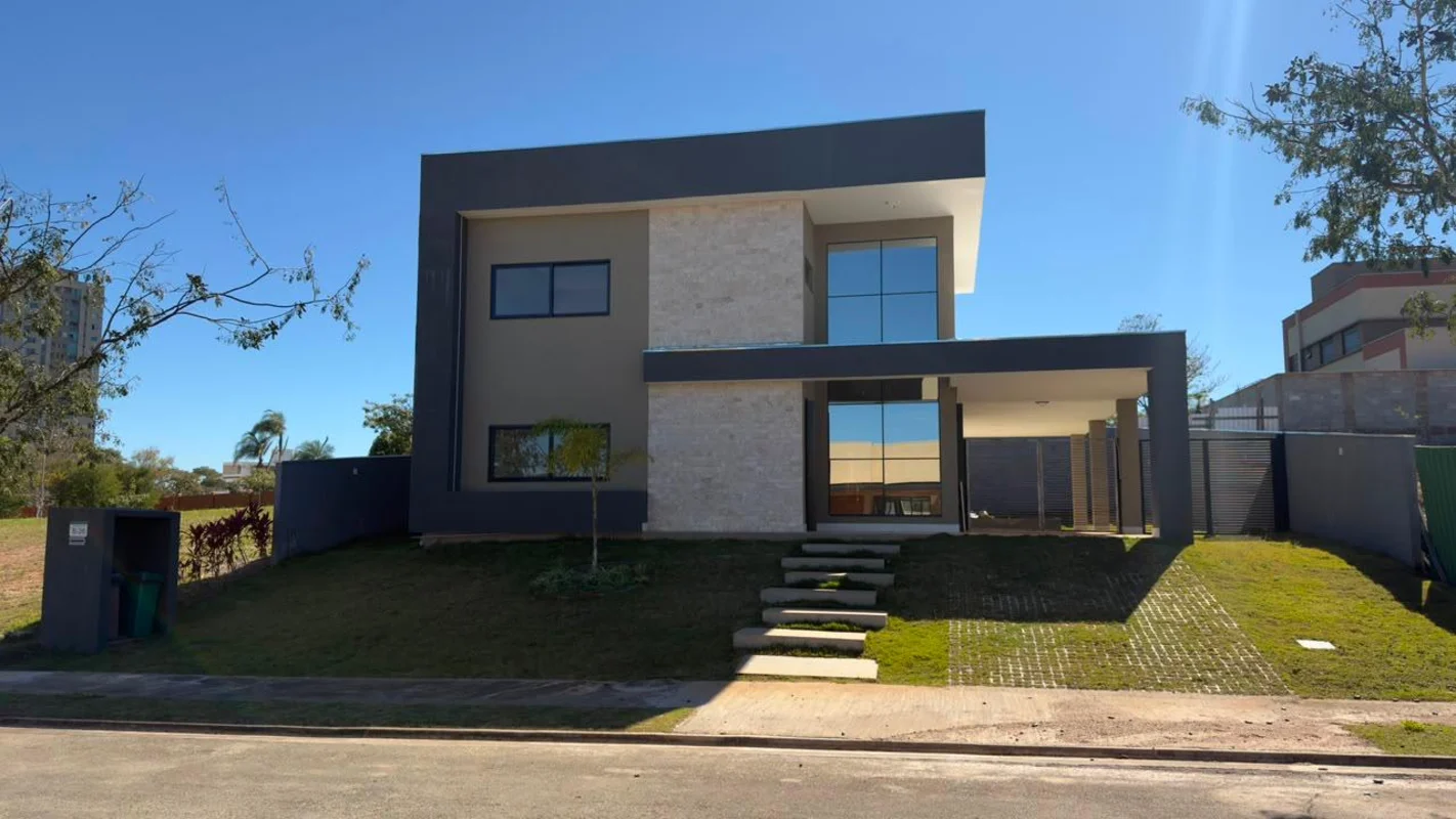 Terreno de 585m², com 295,73m² de área construída dividida em 04 quartos, sendo ...
