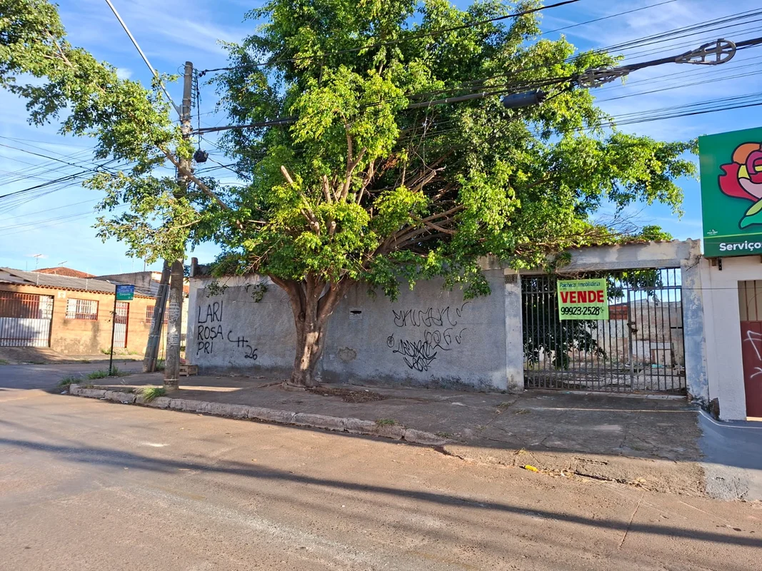 A Pacheco Imobiliária (CRECI 6610) disponibiliza para venda um lote com as segui...