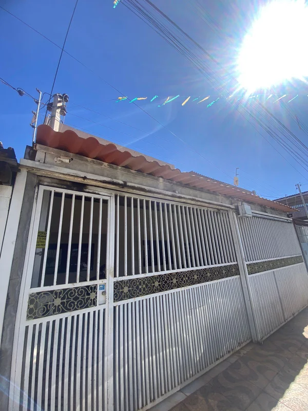 VENDE -SE UM SOBRADO NA QR 508 SAMAMBAIA SULO térreo possui: 01 sala, 01 cozinha...