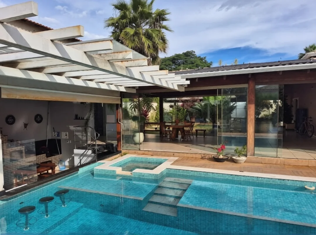 Mansão de Alto Padrão – Sofisticação, Conforto e Lazer CompletoTerreno: 1.160 m²...
